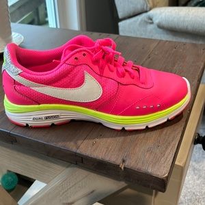 Nike dual fusion size 6.5 good condition